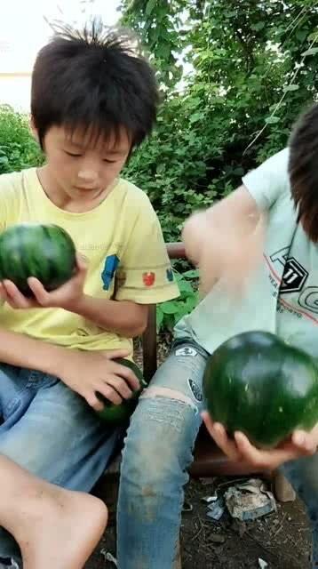 网红吃瓜精神小伙